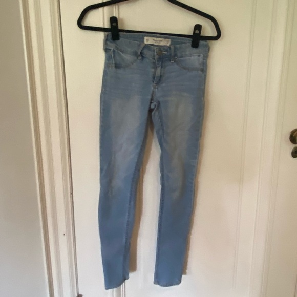 Abercrombie & Fitch Light Wash Skinny Jeans - Picture 1 of 7